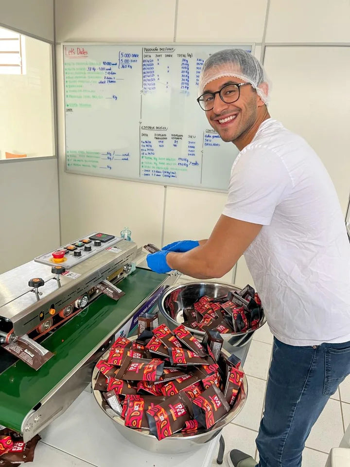Viccenzo na produção das barrinhas Dates